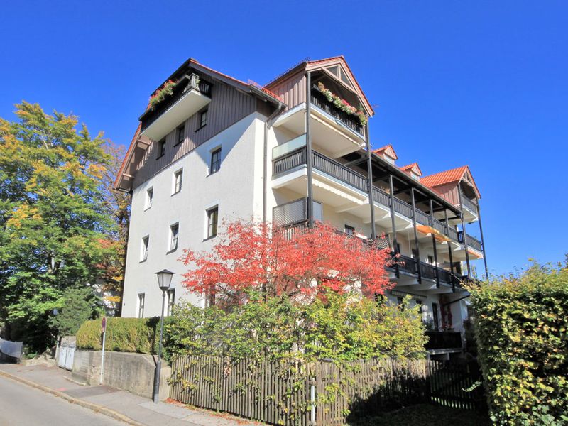 WOHNTRAUM IN SANIERTEM STILALTBAU! GROSSZÜGIGE ETAGENWOHNUNG MIT LOGGIA